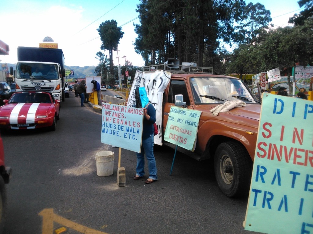 Estudiantes de la ciudad de Quetzaltenango boquean ruta en rechazo porque el Congreso quitó inmunidad al presidente Otto Pérez Molina. (Foto Prensa Libre: María José Longo)