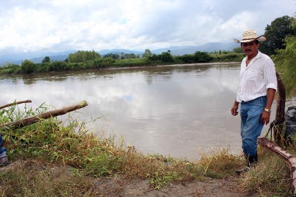 vecino de la aldea El Edén Nueva Vida, Puerto Barrios, en el lugar donde el  río se desborda.