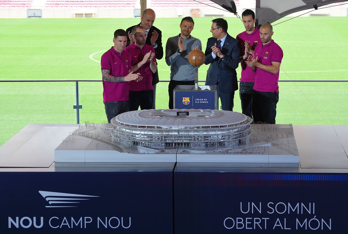 Lionel Messi, Andres Iniesta, Jordi Moix (Director de Espacio Barsa), el técnico Luis Enrique, el presidente Josep Maria Bartomeu y Sergio Busquets en la presentación del proyecto del estadio. (Foto Prensa Libre: AFP)