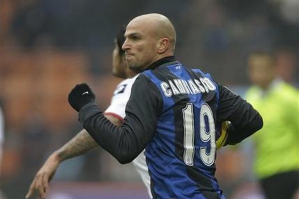 El volante argentino del Inter, Esteban Cambiasso, festeja un gol contra el Genoa en la Serie A el sábado, 22 de diciembre de 2012, en Milán. (Foto Prensa Libre: AP)