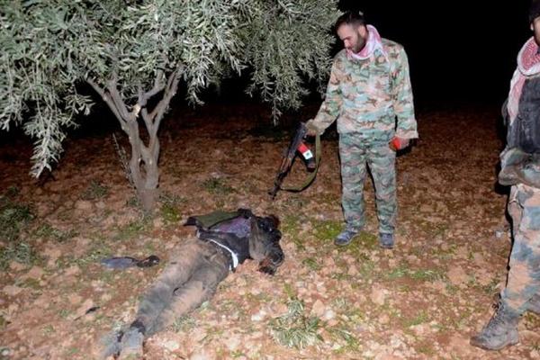 Unos 30 cadáveres con señales de tortura fueron hallados el domingo por la noche en un barrio al norte de Damasco. (Foto Prensa Libre: AFP)