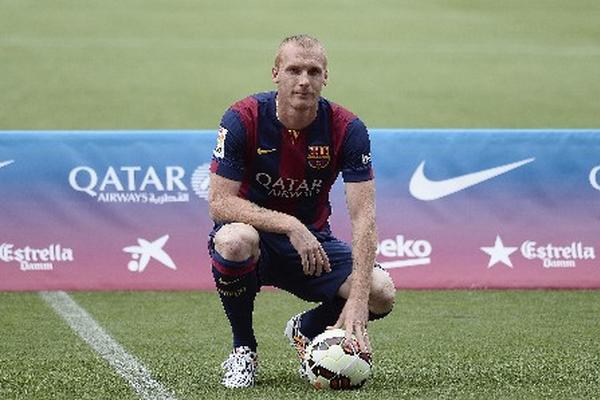 Jeremy Mathieu fue presentado oficialmente con el Barcelona. (Foto Prensa Libre: AFP)