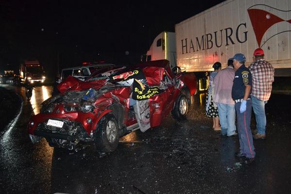 Un camión que rebasaba en una curva chocó de frente con un picop en la ruta al Atlántico. (Foto Prensa Libre: Hugo Oliva)<br _mce_bogus="1"/>