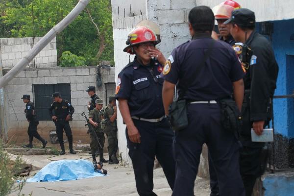 Cadaver de la mujer en la colonia El Limón (Foto Prensa Libre: E. Paredes)