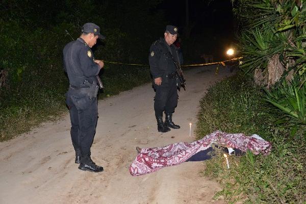 Policías custodian la escena del crimen.