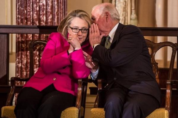 La secretaria de Estado Hillary Clinton (i) con el exsecretario de Estado James Baker, en Washington DC. (Foto Prensa Libre: AFP)