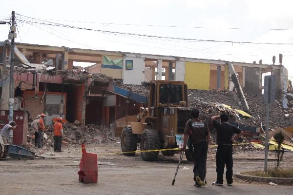 Máquina demuele edificio dañado por terremoto en San Marcos. Informe señala carencias de atención a infraestructura.