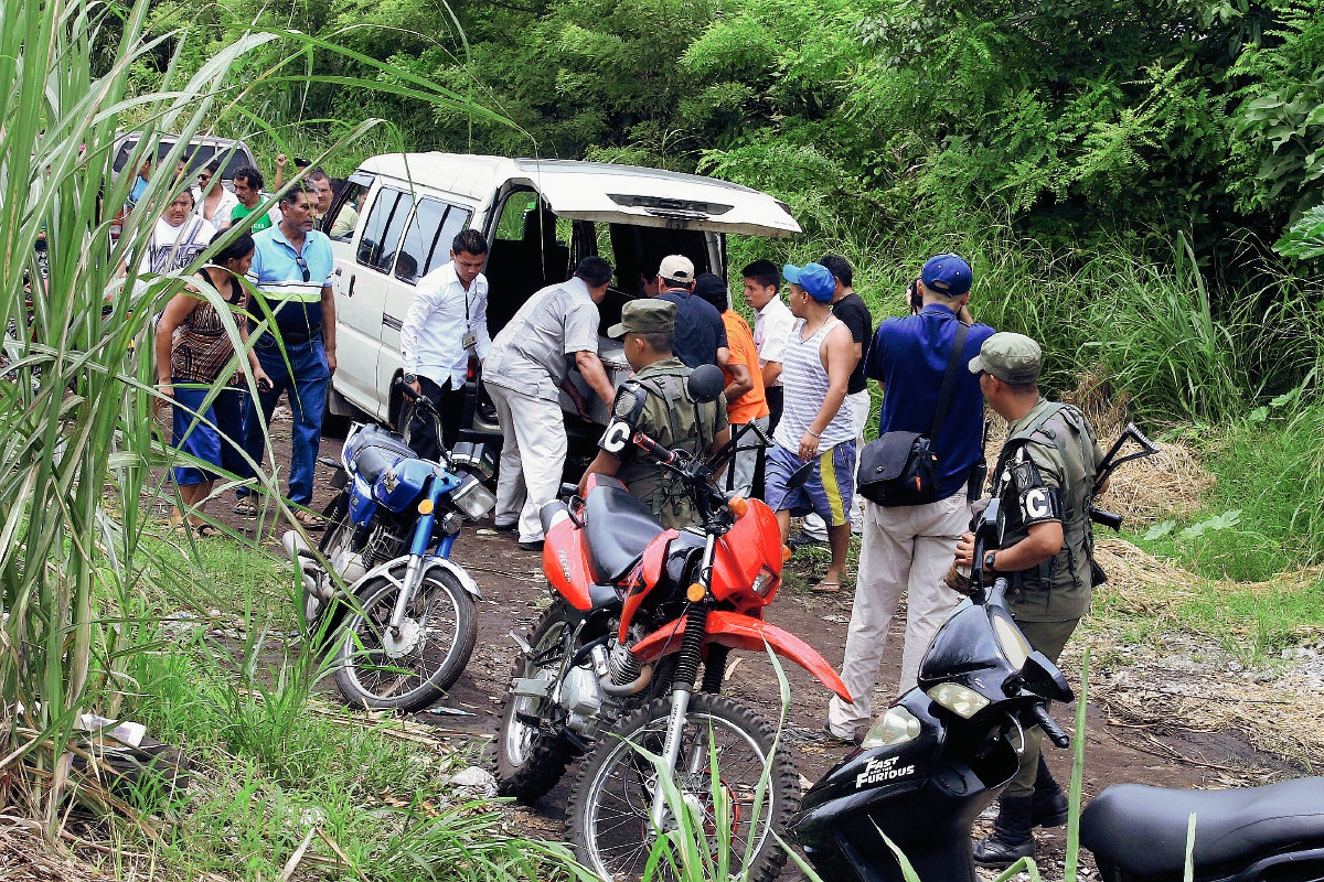 Cadáver fue encontrado en el km 61 de la ruta hacia Puerto Quetzal, Escuintla. (Foto Prensa Libre: Carlos Paredes)