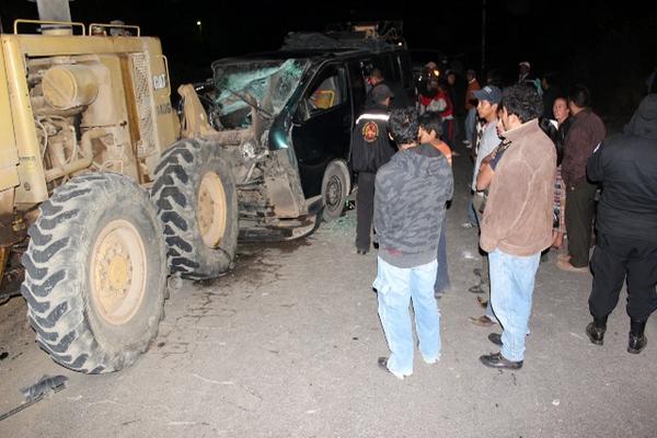 El tractor chocó de frente con el microbús. (Foto Prensa Libre: Óscar Figueroa)<br _mce_bogus="1"/>