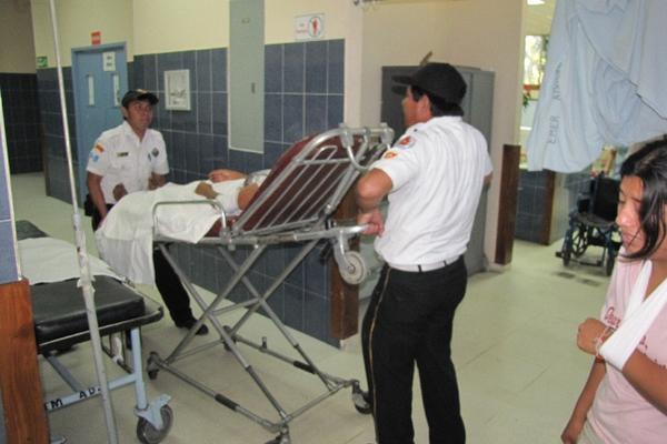 Los heridos en el choque entre el autobús y el camión son atendidos en el Hospital Regional de Escuintla. (Foto Prensa Libre: Enrique Paredes)<br _mce_bogus="1"/>