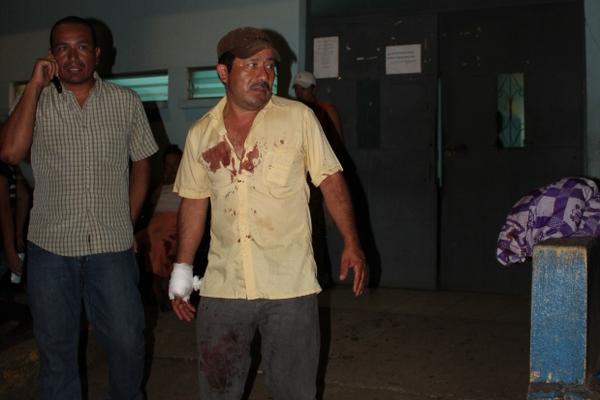 El jefe edil sale del hospital de Cuilapa. (Foto Prensa Libre: Oswaldo Cardona)<br _mce_bogus="1"/>