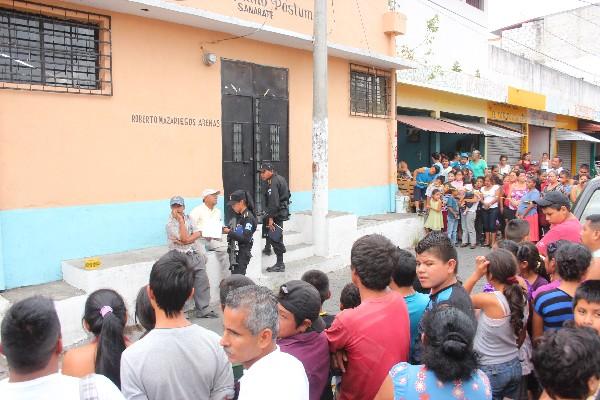 Pobladores de Sanarate se reúnen frente a Radio Celeste, en cuyas instalaciones fue hallado   el cadáver del locutor Édgar Ricardo Cruz Lima.