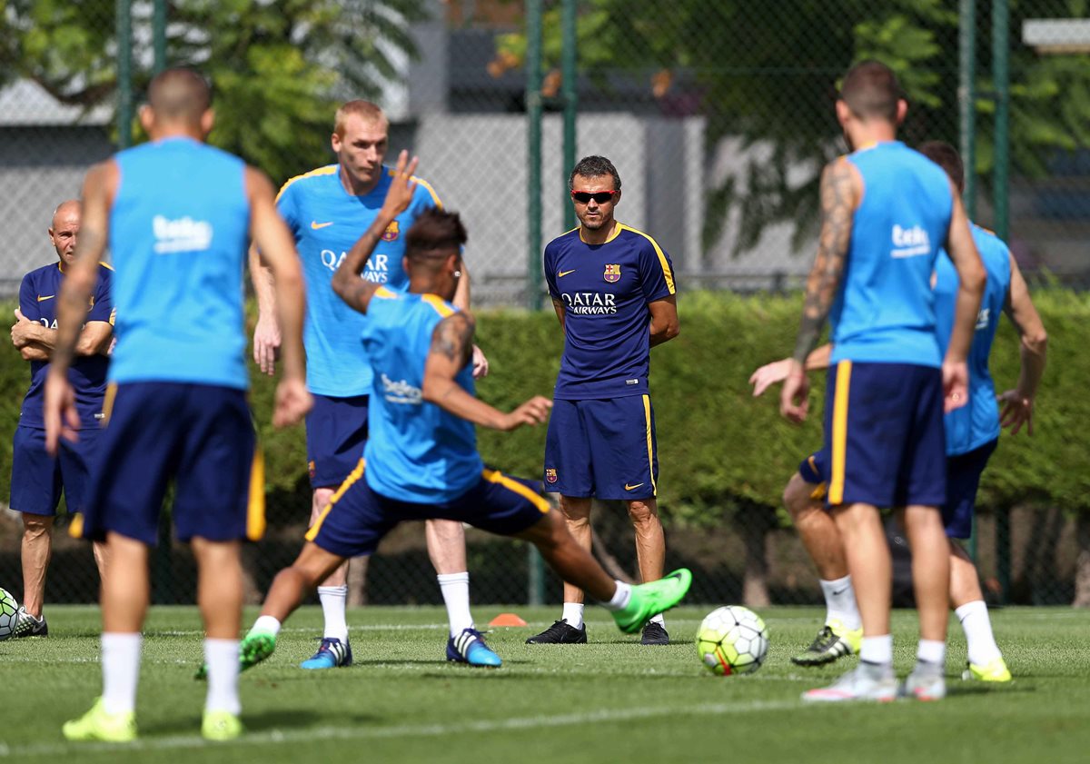 Luis Enrique supervisa el trabajo de sus jugadores durante el entrenamiento de este viernes. (Foto Prensa Libre: EFE)