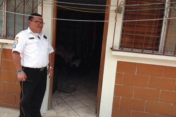 Un hombre de 75 años fue localizado muerto en un hotel en la zona 6. (Foto Prensa Libre: CBV)