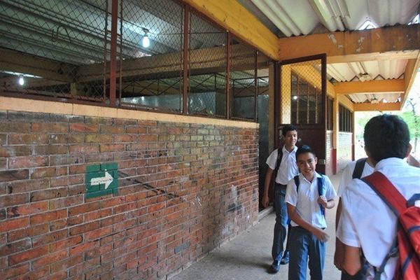 Taller del Instituto Experimental Carlos Manuel Arana Osorio de Retalhuleu, de donde fue robado el equipo. (Foto Prensa Libre: Jorge Tizol)