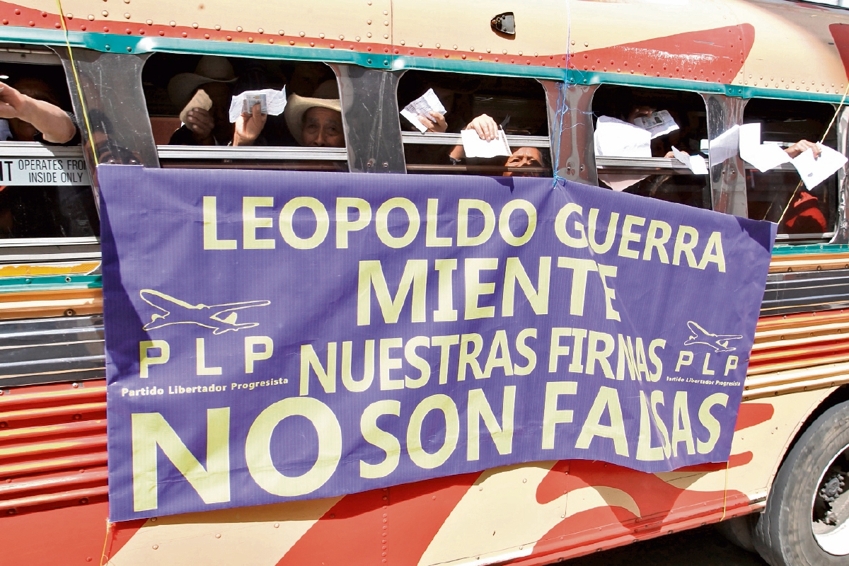 Simpatizantes del PLP fueron llevados en buses para protestar frente el TSE, por haber descartado 6 mil 975 afiliaciones, en febrero.