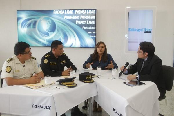 El inspector general   de la Policía, Diego Camajá; el director general  de la PNC, Telémaco Pérez; y Verónica Godoy, de la Instancia de Monitoreo y Apoyo  a la Seguridad Pública, conversan con el periodista  José Manuel Patzán,  durante el programa  Diálogo Libre.