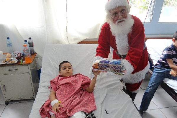 Maximiliano Chacón tiene 11 años de visitar el hospital disfrazado como Santa Claus.