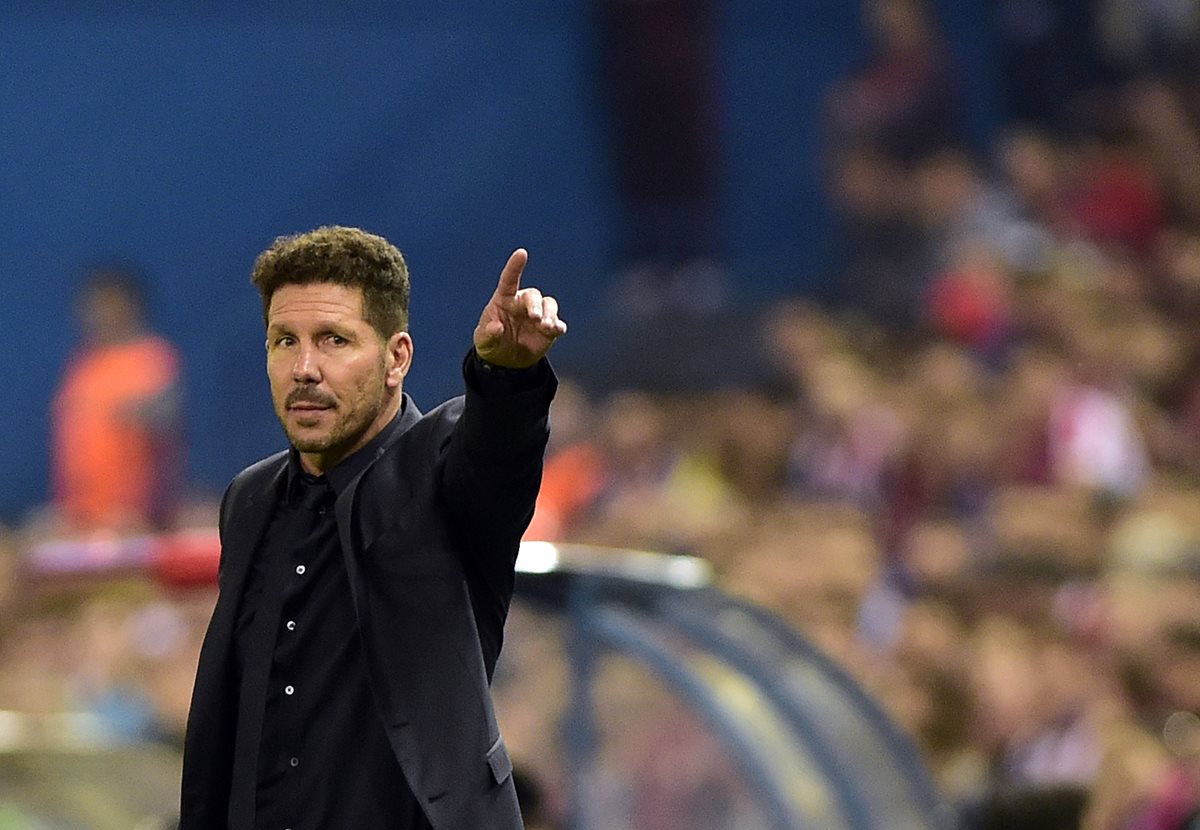 El entrenador del Atlético de Madrid, el argentino Diego Simeone, pidió a los aficionados del equipo rojiblanco que vengan este sábado al estadio Vicente Calderón al partido contra el Osasuna. (Foto Prensa Libre: AFP)