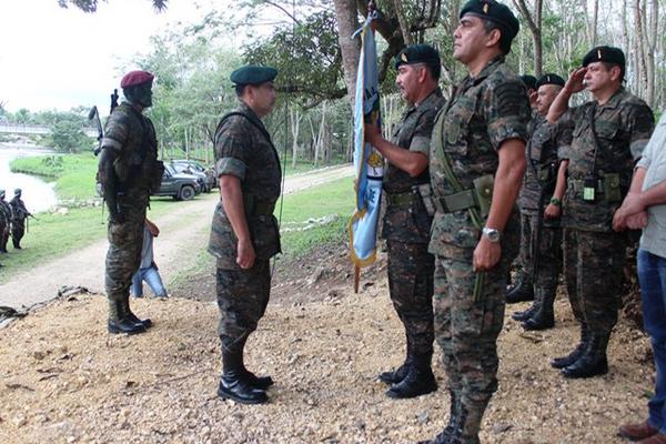 El jefe del Estado Mayor de la Defensa Nacional, Rudy Ortiz, entrega el estandarte a Luis Cámbara Deraz,  comandante de la Beos.  (Foto Prensa Libre: Rigoberto Escobar)