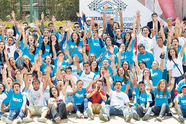 Voluntarios festejan el lanzamiento de la colecta que generará fondos para ayudar a comunidades en riesgo.