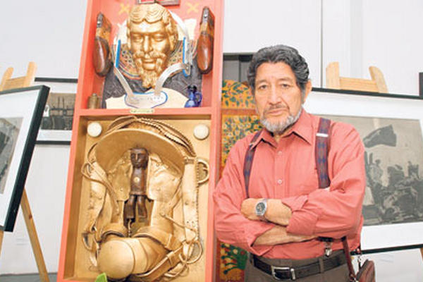 Roberto Cabrera   junto  a algunas de sus pinturas y obras, en el 2009. (Foto Prensa Libre: Edwin Castro)