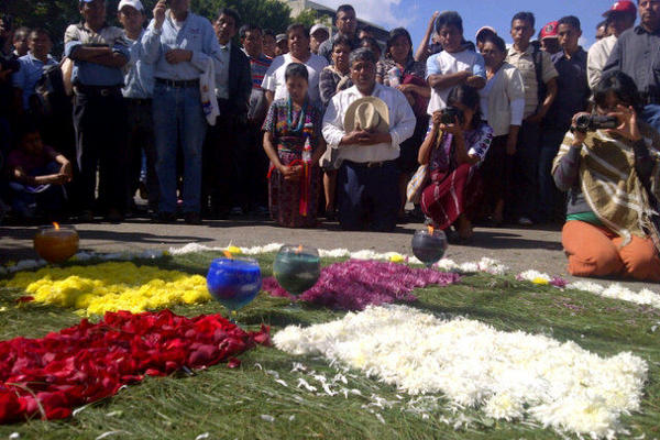 Sacerdotes mayas efectúan una ceremonia con motivo del 15 aniversario de los Acuerdos de Paz. (Foto: Antonio Ixcot)