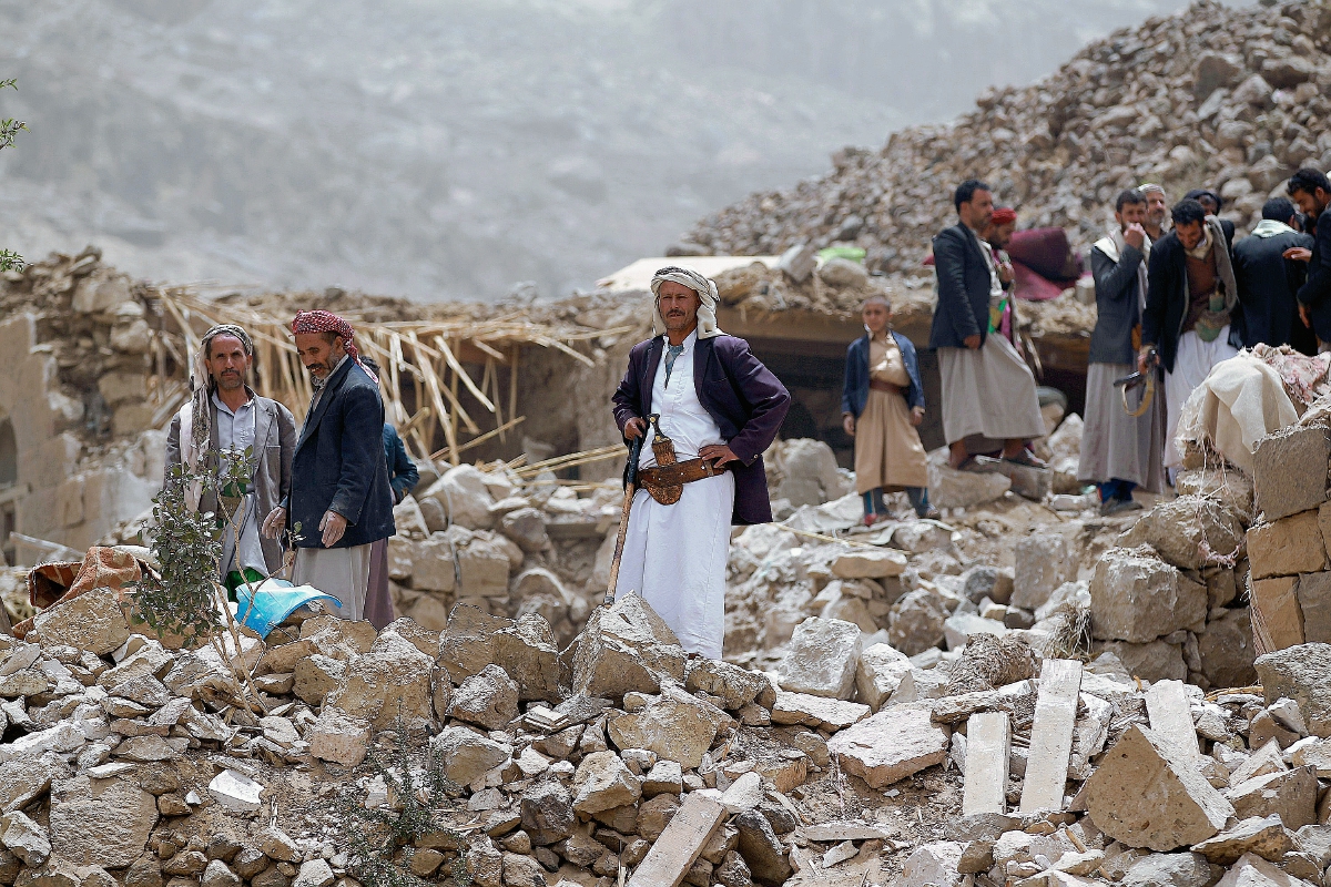 Yemeníes observan los daños causados por los bombardeos. (Foto Prensa Libre: AFP)