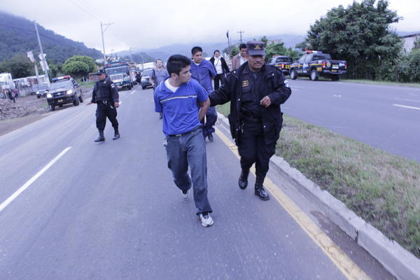 Agentes de la Policía trasladan a los capturados a la Comisaría de Chimaltenango. (Foto Prensa Libre:)<br _mce_bogus="1"/>