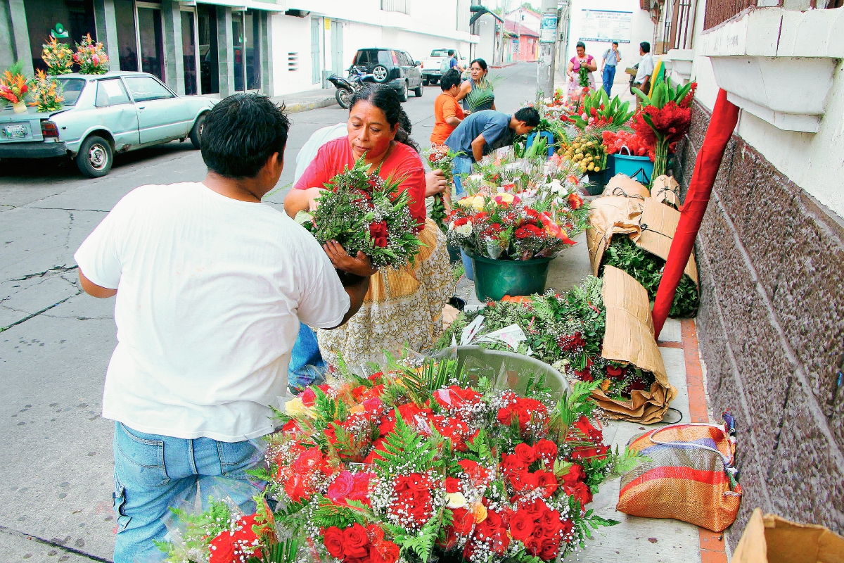 Uno de  los puestos donde se venden flores en Retalhuleu, ha sido frecuentado por los pobladores, quienes buscan obsequios en el Día de la Madre. (Foto Prensa Libre: Rolando Miranda)