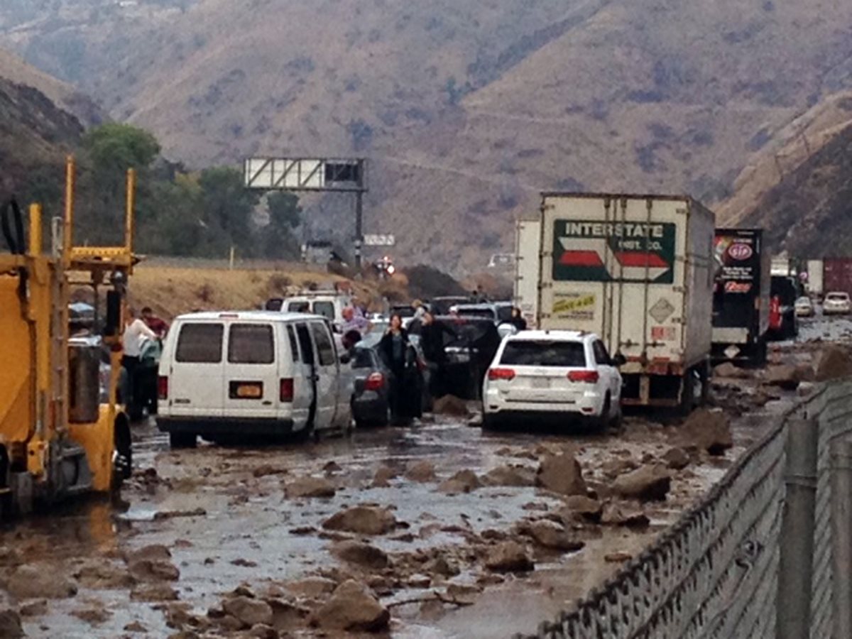 Caos en carreteras del sur de California por inundaciones Prensa Libre