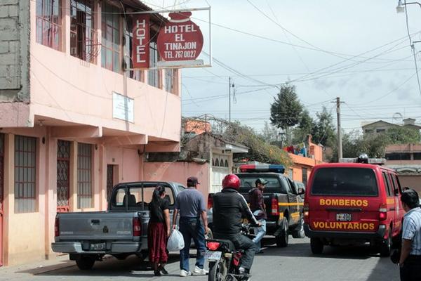 Hotel en el que fue encontrado el cadáver. (Foto Prensa Libre: Carlos Ventura)