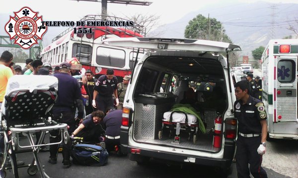 Bomberos atienden al pasajero y supuesto delincuente herido en la ruta al Pacífico. (Foto Prensa Libre: CBM Departamentales)