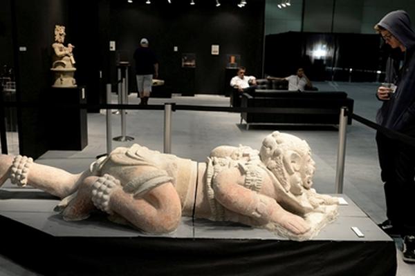 Pieza reina de la exhibición, una escultura de estuco policromo de casi tres metros de largo. Foto Prensa Libre (LA RUTA MAYA)