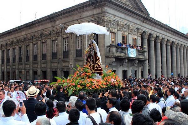 Cientos de fieles presencian la procesión de la imagen de la  Virgen del Rosario, en Xelajú. (Foto Prensa Libre: Carlos Ventura)