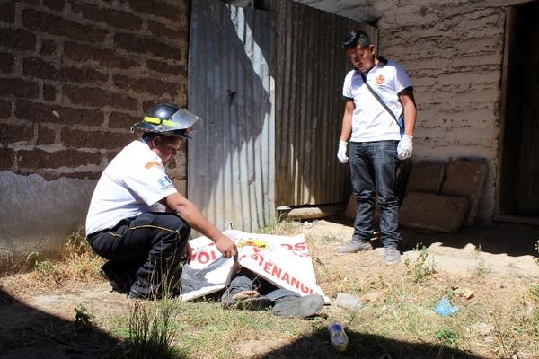 Bomberos Voluntarios aseguran que la víctima tenía golpes contundentes en la cabeza. (Foto Prensa Libre: Óscar Figueroa).