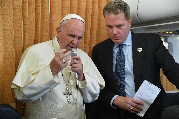 El Papa y el portavoz del Vaticano, Greg Burke mientras habla con los periodistas.(Foto Prensa Libre: AP).