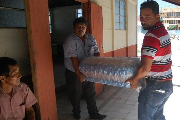 Empleados de una funeraria retiran el cadáver de Juárez Villatoro del Hospital Regional de Coatepeque. (Foto Prensa Libre: Alexander Coyoy)