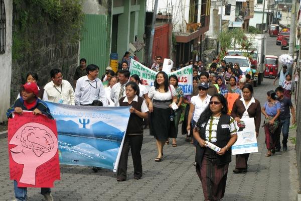 Caminata recorrió calles de la ciudad. (Foto Prensa Libre. Ángel Julajuj)<br _mce_bogus="1"/>