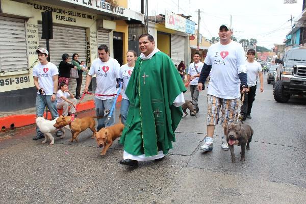 feligreses y cura participan en caminata.