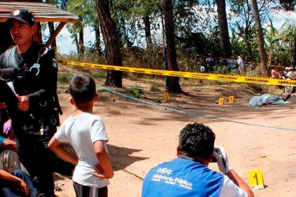 Autoridades resguardan el lugar donde murió baleado Carlos Muñoz, en El Tejar. (Foto Prensa Libre: Víctor Chamalé)