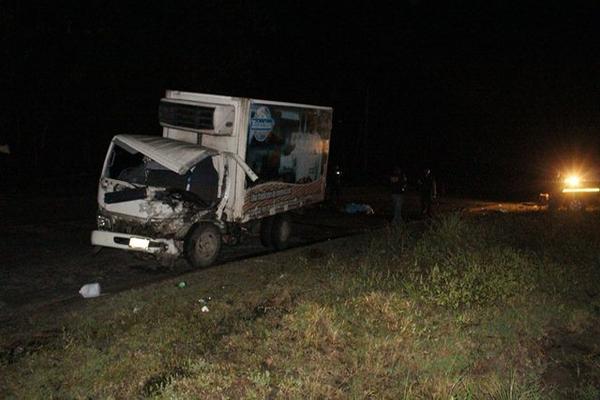 El camión en el que murió Juan Pablo Oliva quedó destruido debido al accidente ocurrido en Gualán. (Foto Prensa Libre: Julio Vargas)