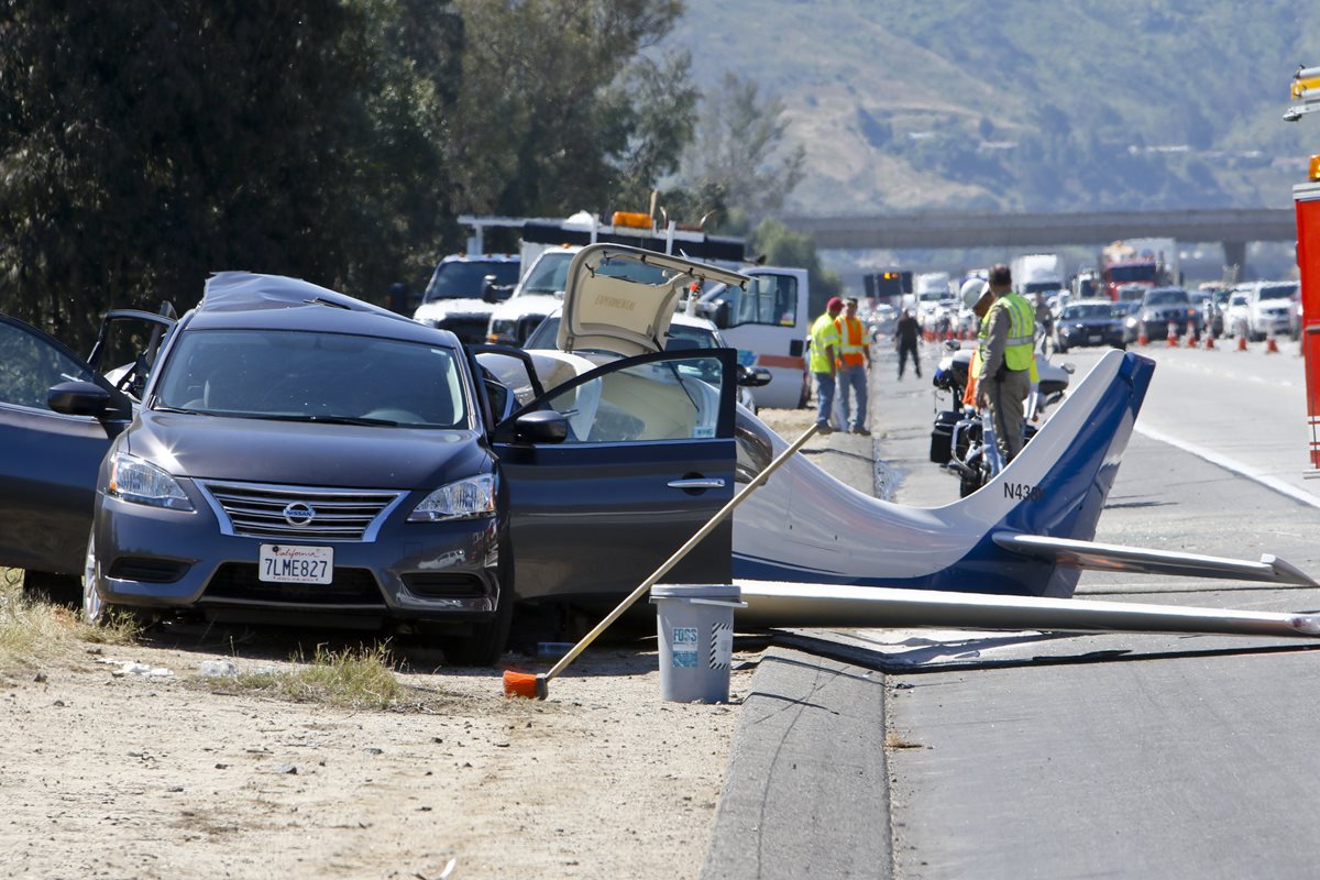 Socorristas en el lugar del percance aéreo que se cobró la vida de una mujer en California. (Foto Prensa Libre: AP).