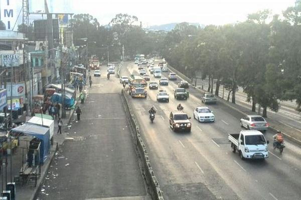 A inmediaciones de El Trébol, en la zona 8, la escases de buses es evidente. (Foto Prensa Libre: Erick Ávila)