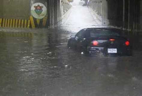 Varios vehículos quedaron varados enmedio de las zonas que resultaron inundadas luego de la fuerte lluvia en la capital. (Foto Prensa Libre)