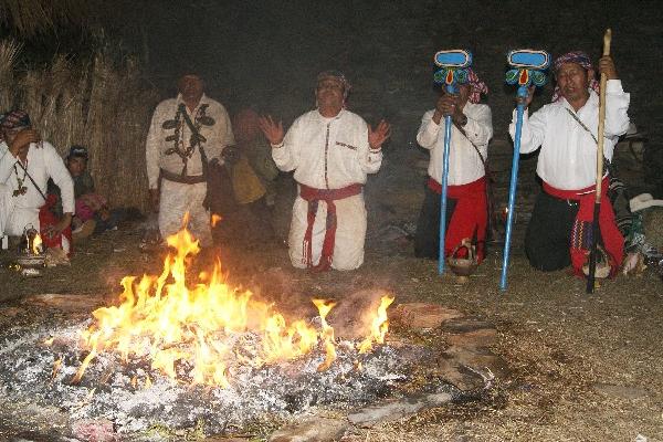 Guías  espirituales,  durante  la  actividad  llevada   a cabo  en el cerro  sagrado Kajyup, de Rabinal.