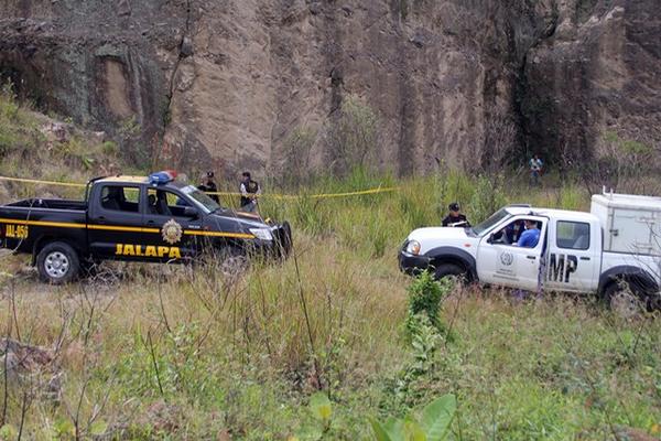 Autoridades resguardan el lugar donde fue encontrado el cadáver de un hombre, en Jalapa. (Foto Prensa Libre: Hugo Oliva) <br _mce_bogus="1"/>