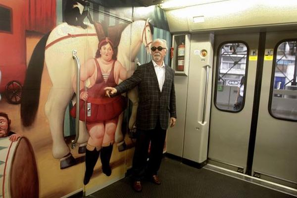 El maestro colombiano Fernando Botero junto a una réplica de una de sus pinturas de la exposición El Circo. (Foto Prensa Libre: EFE)