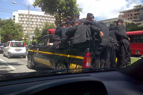 Una autopatrulla fue captada cuando transportaba muchos policías en la palangana. (Foto Ojo del Lector Santiago Castro)<br _mce_bogus="1"/>