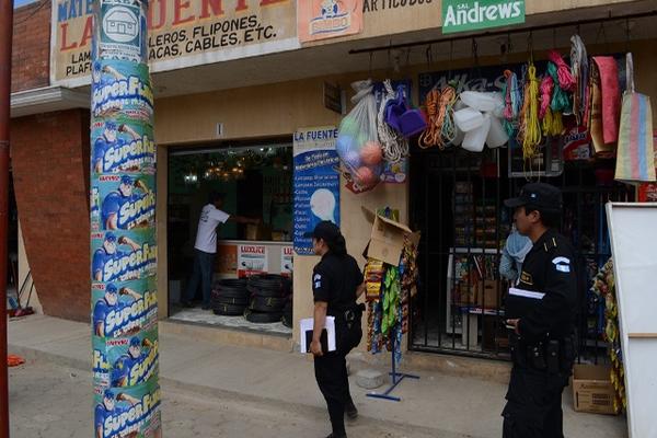 Una venta de aparatos eléctricos fue objeto de robo en la zona 7 de Quetzaltenango, y los delincuentes se llevaron Q160 mil. (Foto Prensa Libre: Carlos Ventura)<br _mce_bogus="1"/>